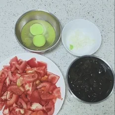 西红柿木耳炒蛋的做法-酸甜味炒菜谱