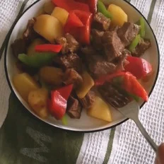 青红椒土豆炖牛肉的做法-咸鲜味炖菜谱