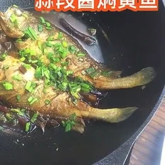 蒜段酱焖黄鱼的做法-家常味烧菜谱