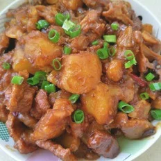 红烧肉炖土豆的做法-家常味炖菜谱