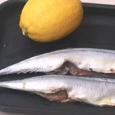 柠檬香煎秋刀鱼的做法-咸鲜味煎菜谱