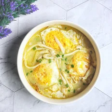荷包蛋煮海鲜菇的做法-家常味煮菜谱