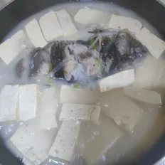 奶白鲫鱼豆腐汤的做法-咸鲜味炖菜谱