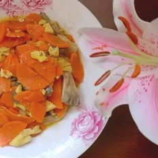 胡萝卜炒鸡蛋蘑菇的做法-咸鲜味炒菜谱
