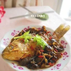 剁椒木耳炖鲫鱼的做法-咸鲜味烧菜谱