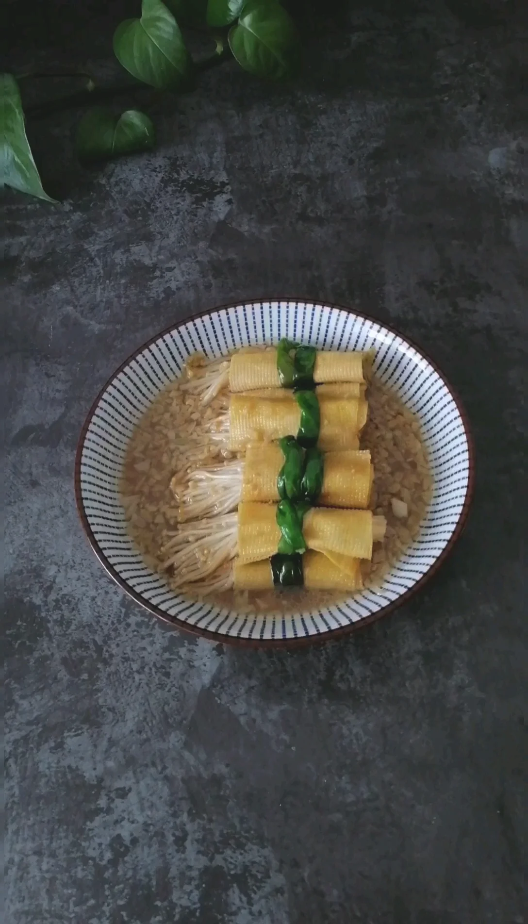 豆皮金针菇卷的做法-家常味炒菜谱