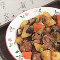 红烧排骨炖土豆的做法-家常味炖菜谱