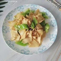 尖椒炒豆腐皮的做法-家常味炒菜谱