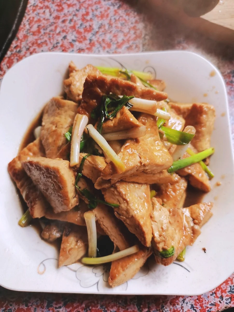 大蒜炒煎豆腐的做法-家常味炒菜谱