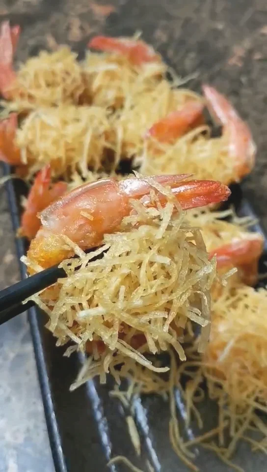土豆丝成就了“金丝凤尾虾”的做法-咸鲜味炸菜谱