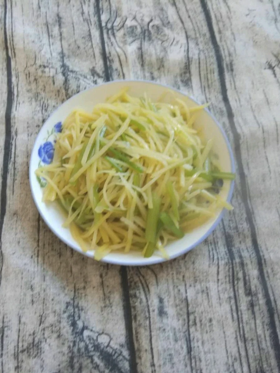 土豆丝炒芹菜的做法-家常味炒菜谱
