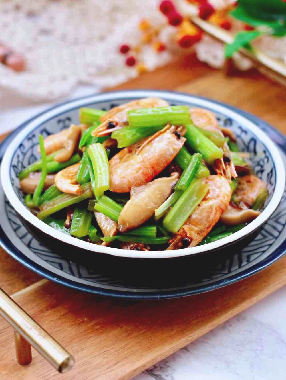 芹菜炒香菇的做法-咸鲜味炒菜谱
