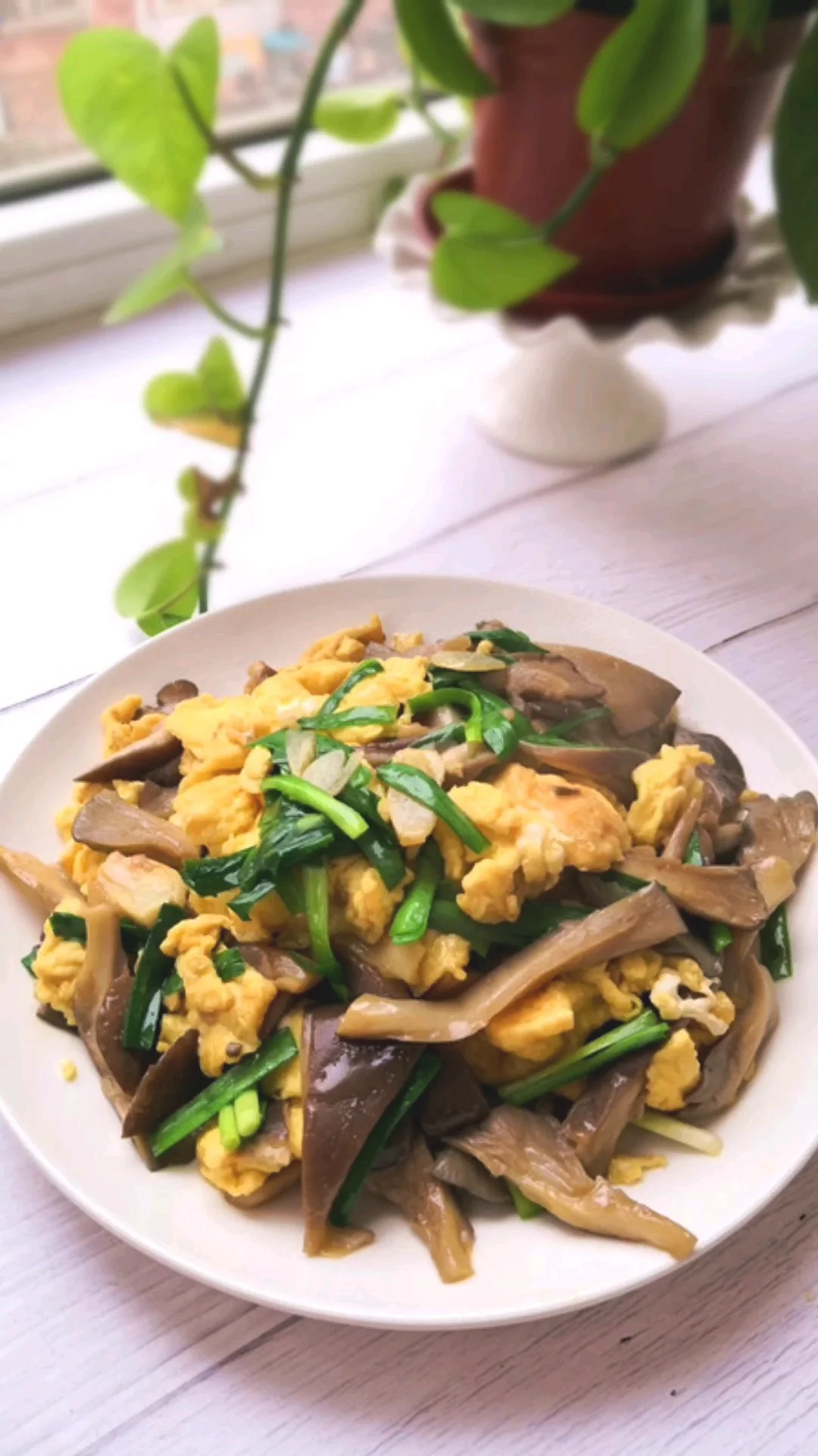 鸡蛋炒蘑菇的做法-家常味炒菜谱
