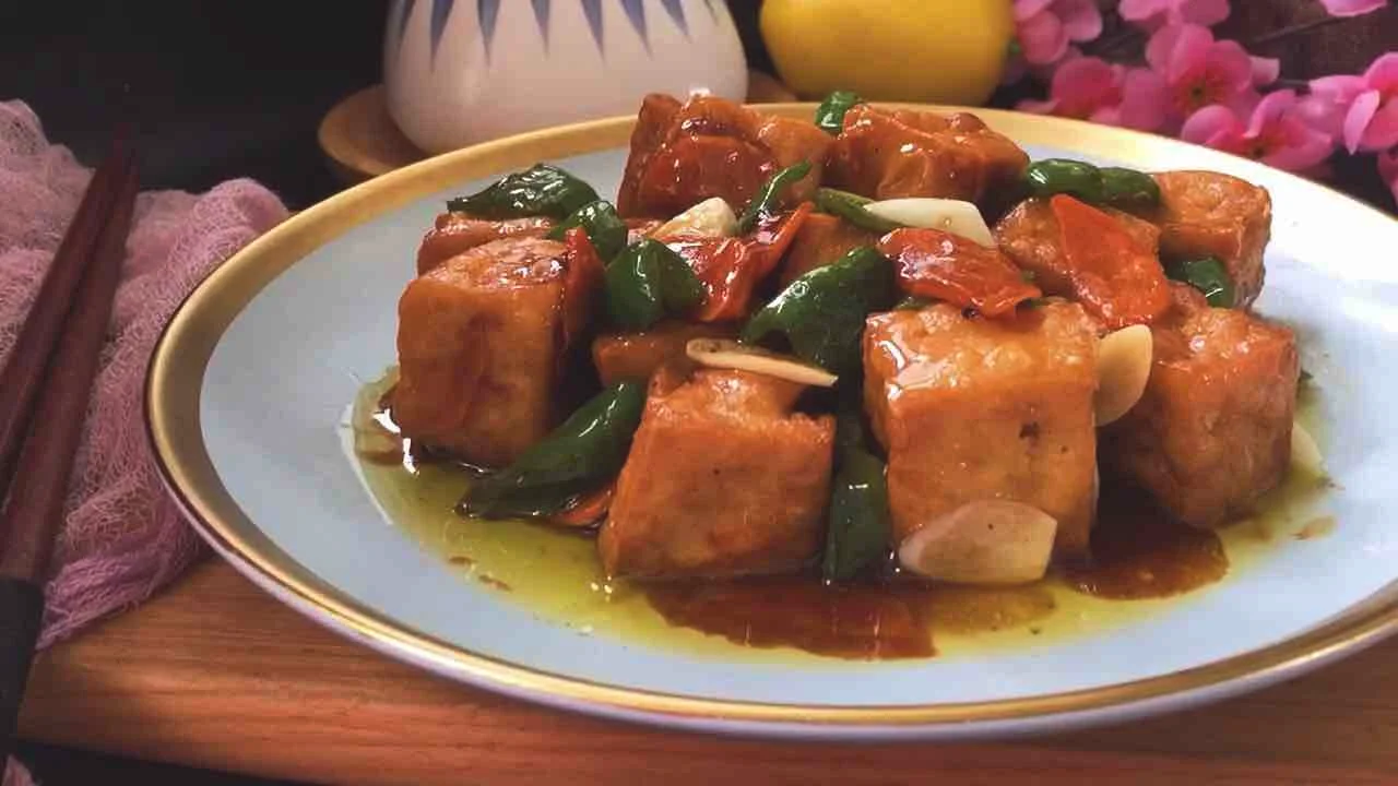 青椒炒豆腐的作法-咸鲜味炒菜谱