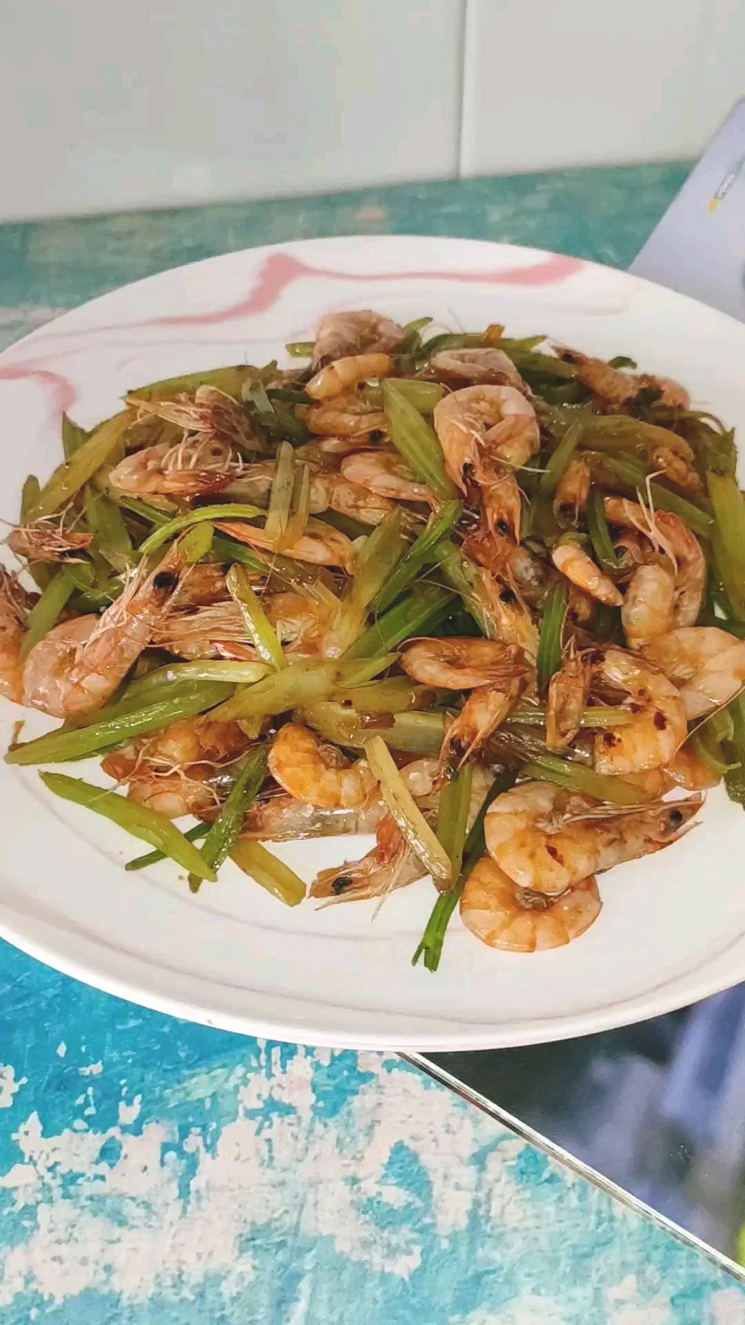 芹菜小河虾的做法-咸鲜味炒菜谱