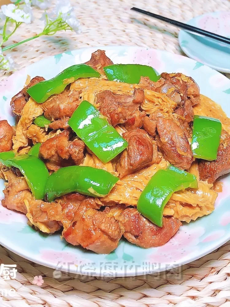 红烧腐竹鸭肉的做法-咸鲜味炖菜谱