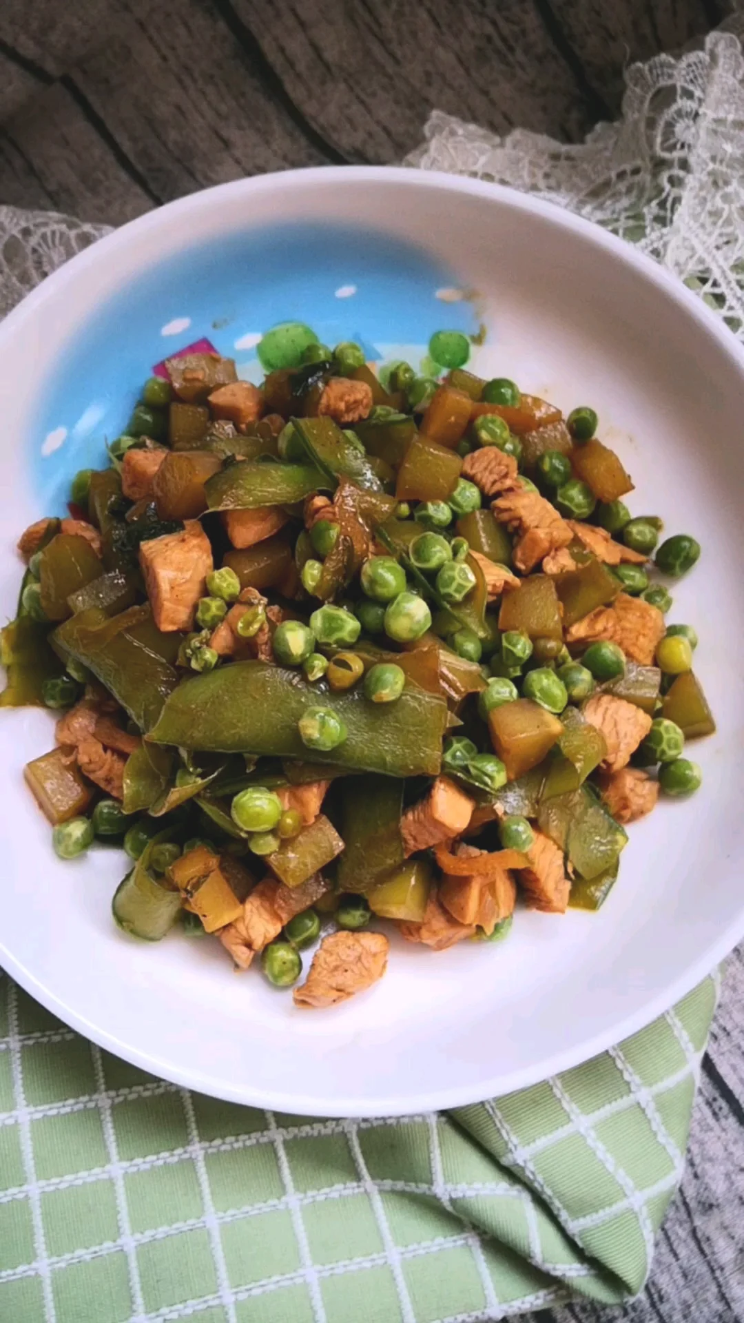 鸡丁炒青笋豌豆的做法-家常味炒菜谱