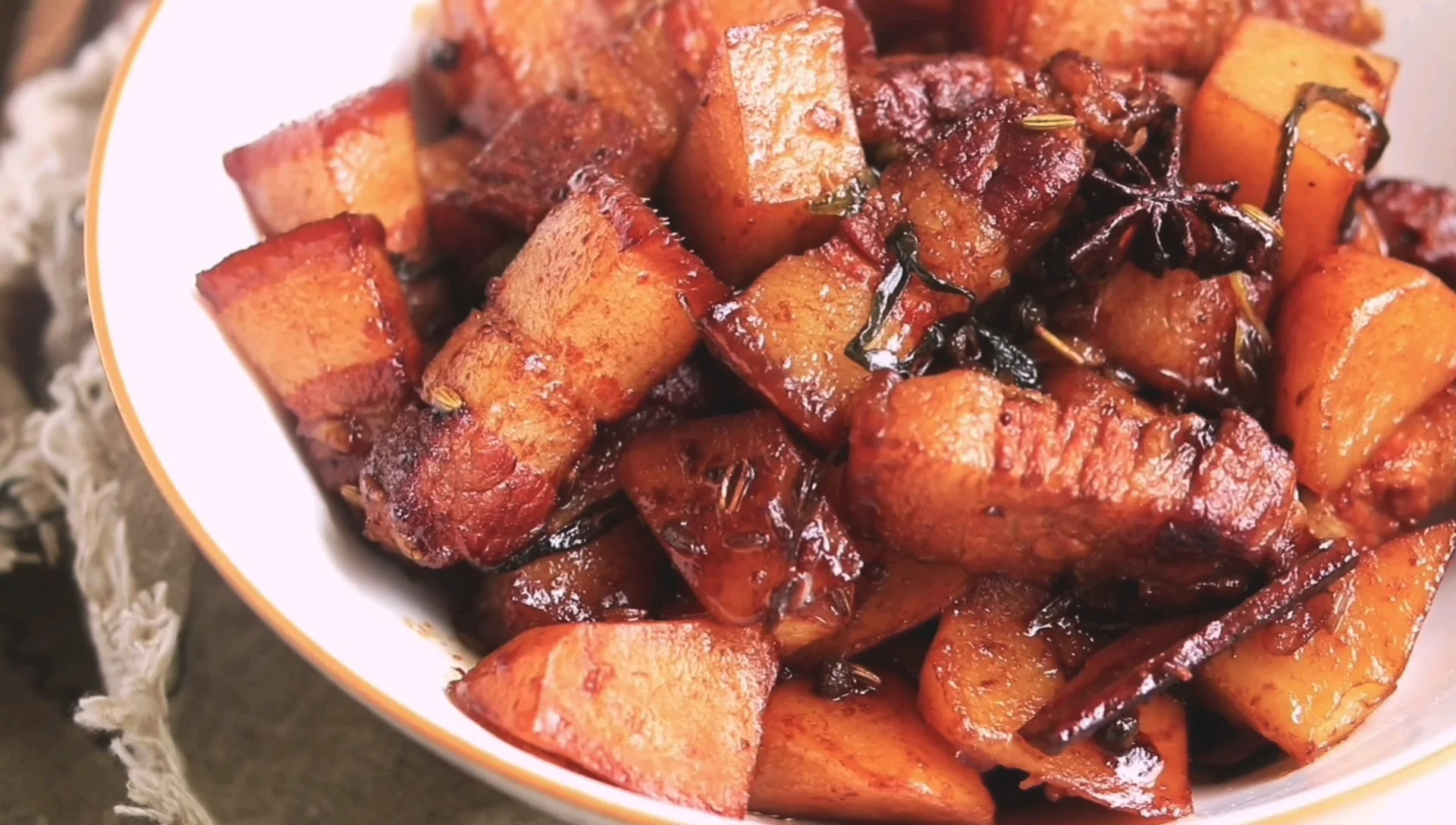 五花肉炖土豆的做法-家常味炖菜谱