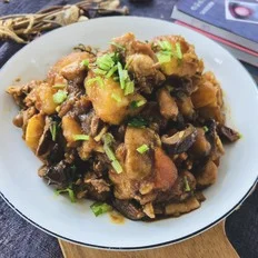 鸡腿炖土豆的作法-咸鲜味炖菜谱