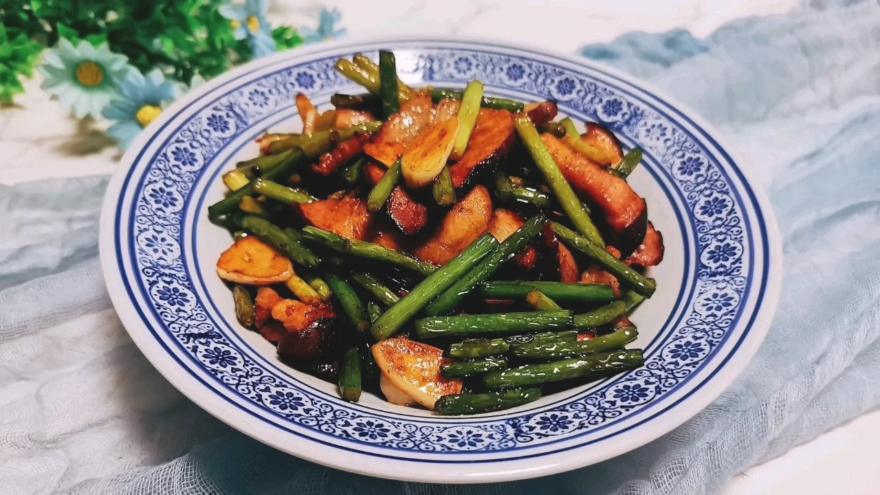 年夜饭必不可少的硬菜：蒜苔炒腊肉的做法-咸鲜味炒菜谱