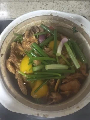 基础粤菜 沙姜啫啫鸡煲的做法-咸鲜味焖菜谱