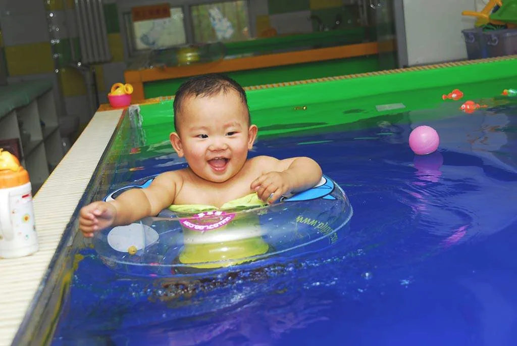婴儿多大之后适合接触水学习游泳