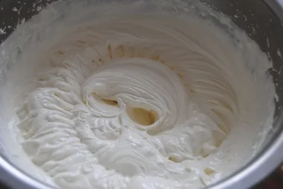 自制甜品时淡奶油粉应该怎么打发