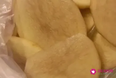 土豆切开发红还能吃吗