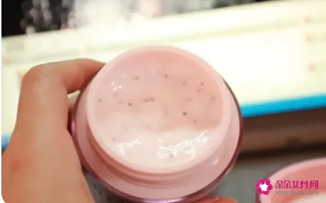 草莓酸奶面膜的做法