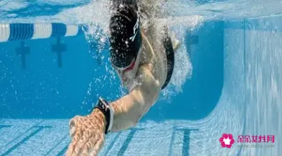 游泳一个月能瘦多少